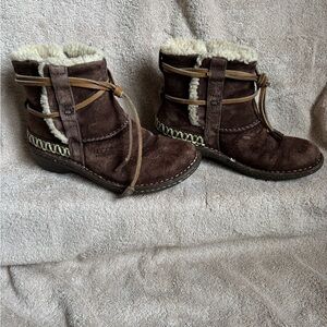 UGG “Cove” Brown Ankle Boots